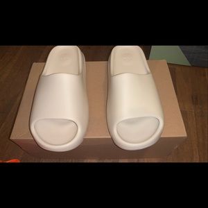 Yeezy Slides “Bone”